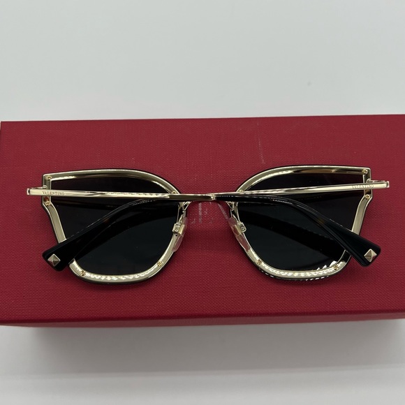 Authentic Valentino Garavani Crystal rockstuds black frame Sunglasses - Picture 13 of 17